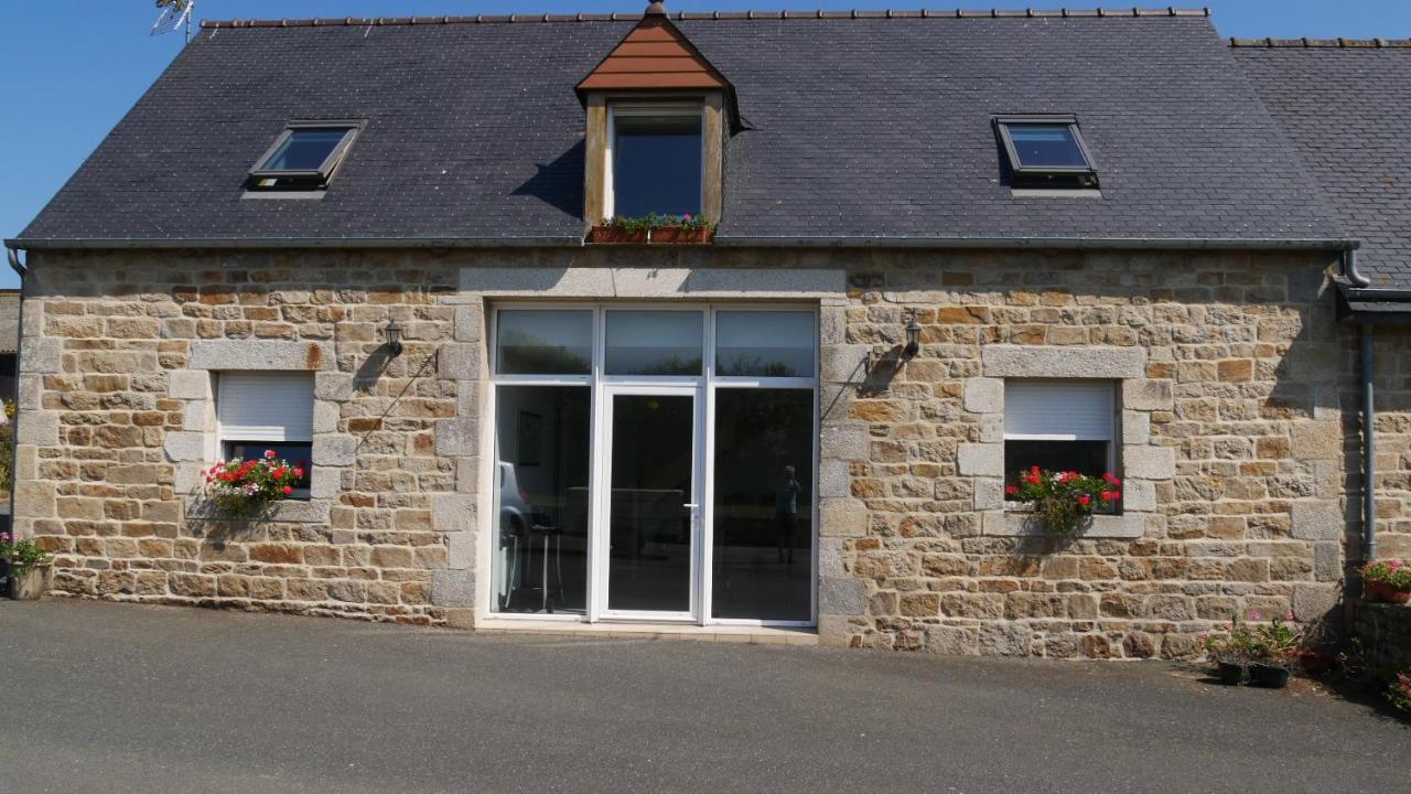 La Ferme Guibel Bed & Breakfast Plouzelambre Exterior photo